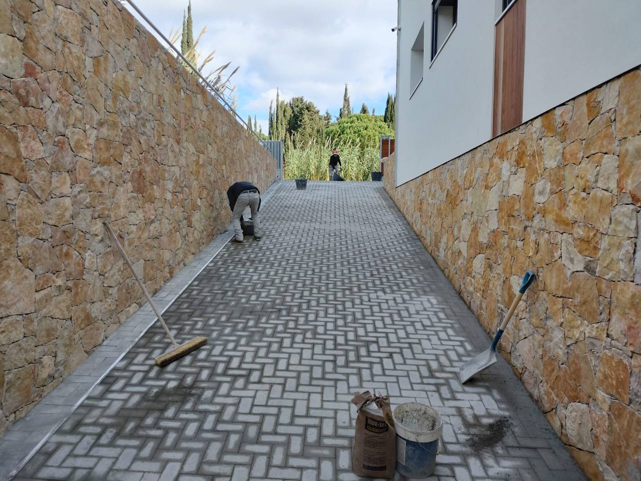 Pavimentación pasillo exterior · Barcelona · 2025