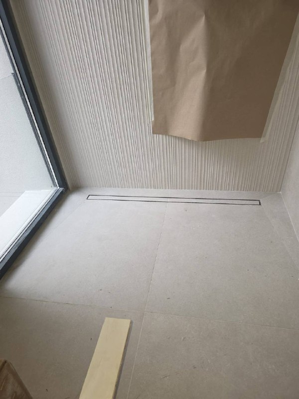 Baño azulejos acanalados y suelo · Barcelona · 2025