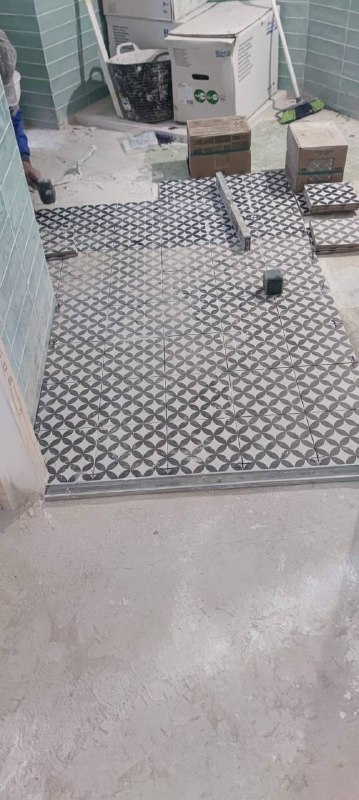 Baño con patrones geométricos · Barcelona · 2025