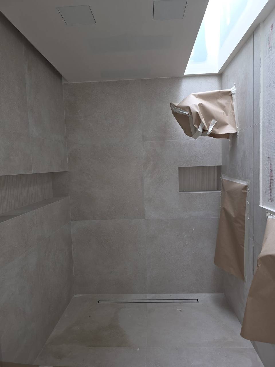 Baño con luz cenital · Barcelona · 2025